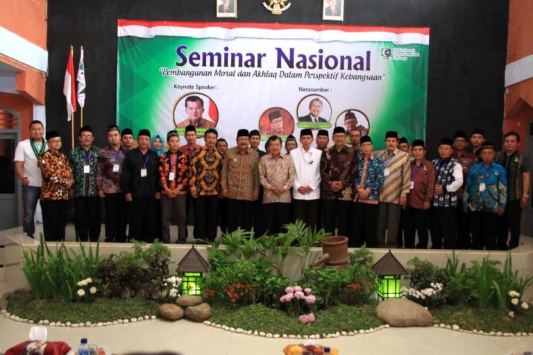 Pakde Karwo Dampingi Wapres RI Seminar Nasional Di UNDIPU Jombang