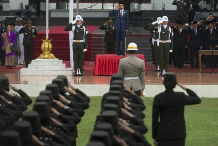Presiden Jokowi memimpin HUT TNI ke-72.