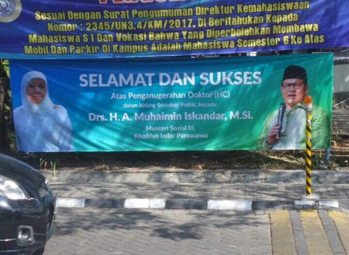 Spanduk Ucapan selamat dari Khofifah kepada Cak Imin di Kampus C Unair Surabaya, tadi pagi.