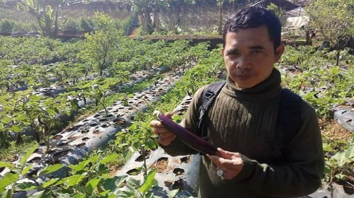 Ulus Primawan, petani dari Lembang, Jawa Barat menerima penghargaan.