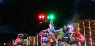 Seniman tari Didik Nini Thowok membawakan tari Ardhanareshvara di rangkaian tari pembukaan Kulon Progo Festival (KulFest) yang digelar di Bendung Khayangan, Kulon Progo, Daerah Istimewa Yogyakarta , Jumat (24/11/2017).