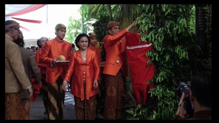 Presiden Joko Widodo saat memasang Bleketepe, Simbolis Pisang, dan lainnya.