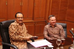 Nawacita. co - Gus ipul dan Menteri Keuangan Oposisi Australia Chris Bowen saat diruang kerja