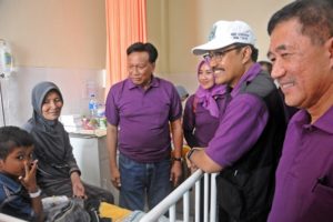 Nawacita.co-wagub jatim dgn didampingi Buapti Gresik dan Ketua PDGI menjenguk pasien bibir sumbing di RS Fatmawati Seayat Gresik