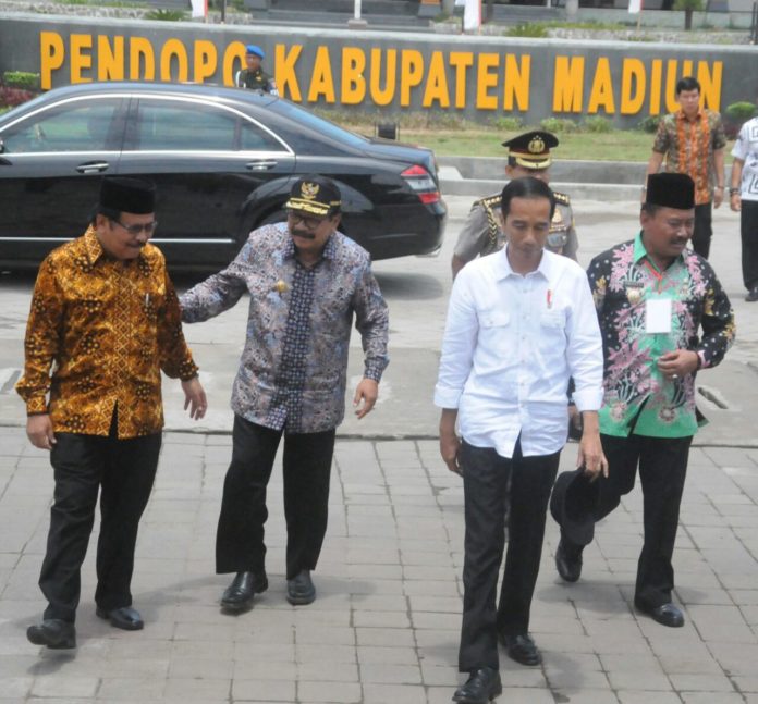 Gubernur Jatim Dr.H. Soekarwo Bersama Presiden RI Joko Widodo (Jokowi) Dalam Kunjungan Kerja di Desa Dungu, Kec. Wungu, Kab. Madiun, Senin (6/11/2017). Sumber Foto : Humas Pemprov Jatim