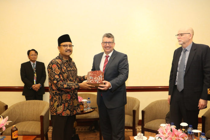 [09:44, 8/11/2017] Pak Deni: Wakil Gubernur Jatim Drs.H. Saifullah Yusuf Saat Menerima Kunjungan Kerja Wakil Menteri Perdagangan dan Investasi Australia Mr. Keith Pitt di Hotel Sheraton Surabaya, Selasa (7/11/2017).