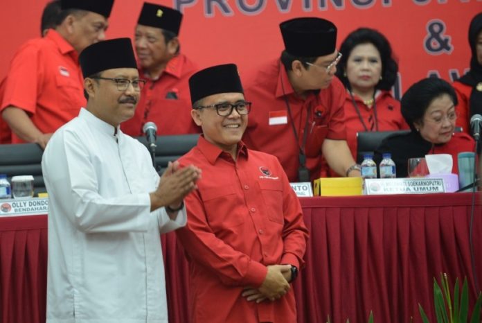 Pasangan Gubernur dan Wakil Gubernur Jawa Timur Saifullah Yusuf (kiri) dan pasangannya Azwar Annas (kanan).