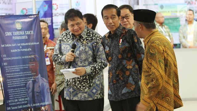 Ketua Umum Partai Golkar Airlangga Hartarto memberikan salam kepada Presiden Jokowi, Wakil Presiden Jusuf Kalla dan Ketum PDIP Megawati Soekarnoputri saat menghadiri pembukaan Munaslub Partai Golkar di Jakarta