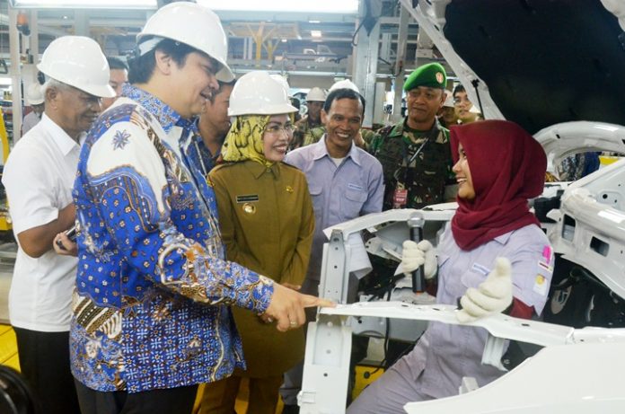 Menteri Perindustrian RI Airlangga Hartarto mengapresiasi pekerja wanita di pabrik Sokon.