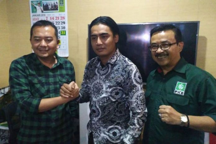 Charly Van Houten (tengah), vokalis Setia Band saat mengunjung kantor DPW PKB Jawa Barat.