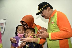 Gub jatim dgn didampingi ibu Nina Soekarwo memeluk sekaligus mendoakan kesembuhan kpd salah satu  pasien paliatif  di gedung baru  Paliatif