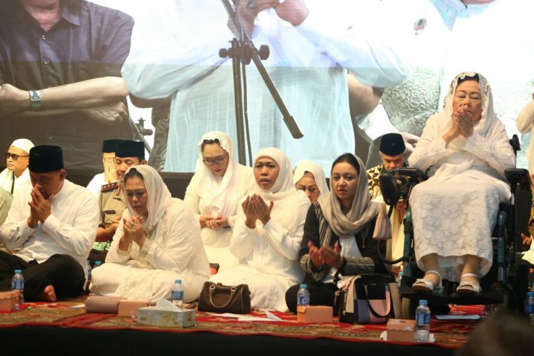 Bu Nyai Nuriyah dan Khofifah Berdoa Bareng di Ciganjur