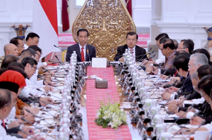 Presiden Joko Widodo memimpin Rapat Kabinet Paripurna perdana setelah melakukan perubahan susunan Kabinet Kerja di Istana