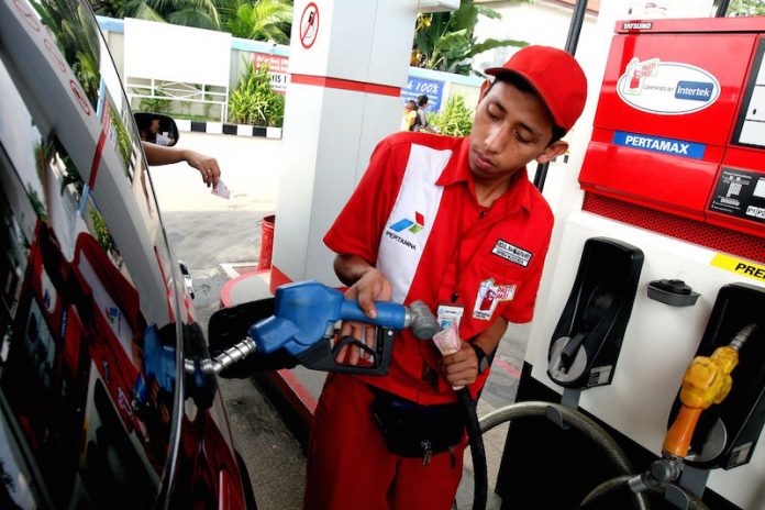 Ilustrasi Pegawai SPBU Pertamina sedang Isi Ulang BBM.