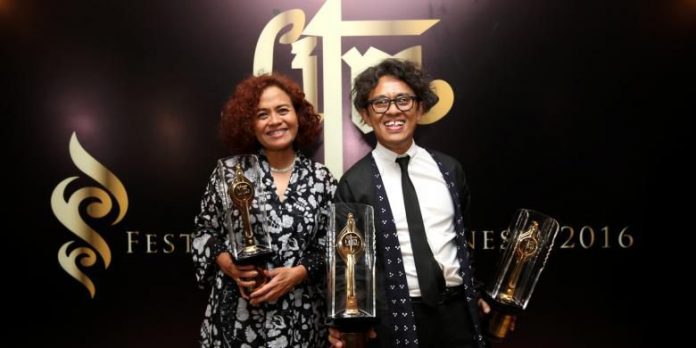 Mira Lesmana (kiri) dan Riri Riza (kanan) saat menerima piala citra Festival