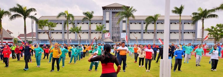 Begini Gaya Asyik Kakanwil DKI saat Ikuti Senam Bersama