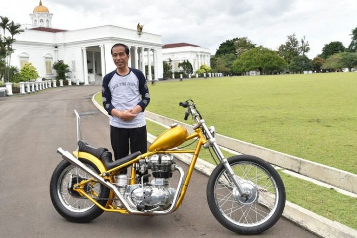Presiden jokowi bersama motor 'Chopper'