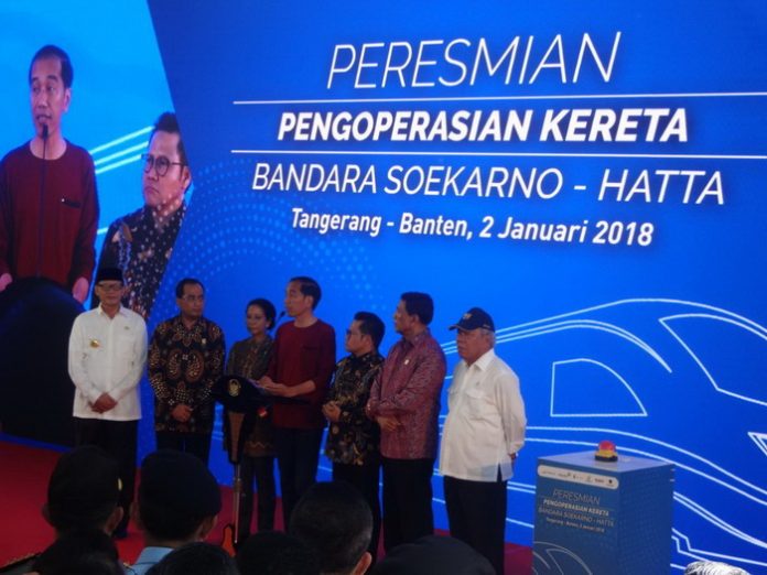 Presiden Jokowi berasama para Menteri saat meresmikan KA Bandara Soekarno Hatta.
