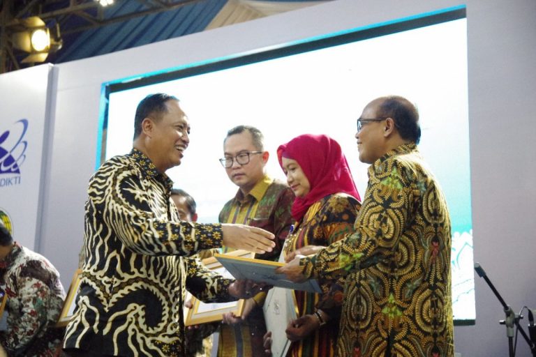 Tutup Rakernas 2018, Menristekdikti Apresiasi Unit Kerja Berprestasi