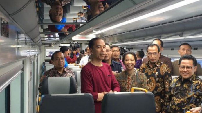 Presiden Jokowi Tampil Sporty Resmikan KA Bandara