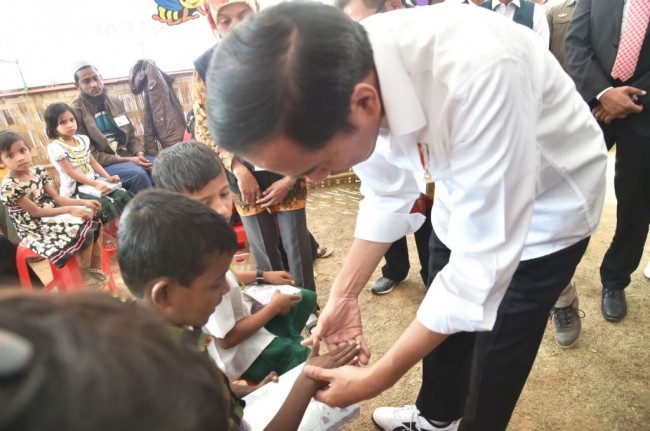 Interaksi Presiden dengan Anak Pengungsi Rakhine di Bangladesh.