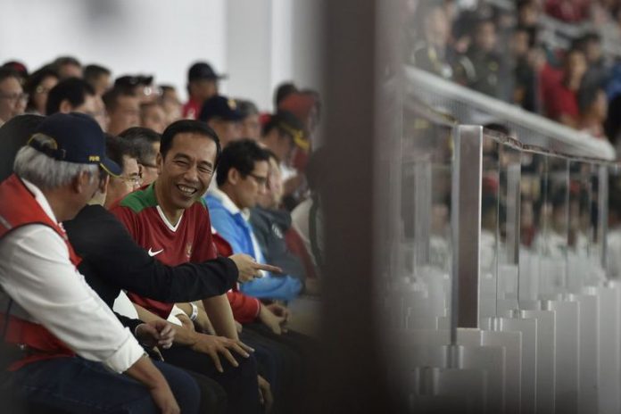 Joko Widodo Presiden saat menyaksikan pertandingan Piala Presiden 2018.