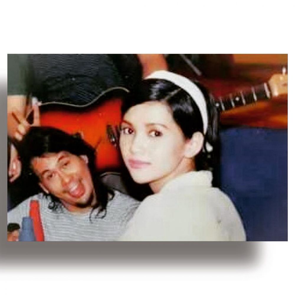 4. Masa pacaran dengan Ahmad Dhani di era 1990an nih.