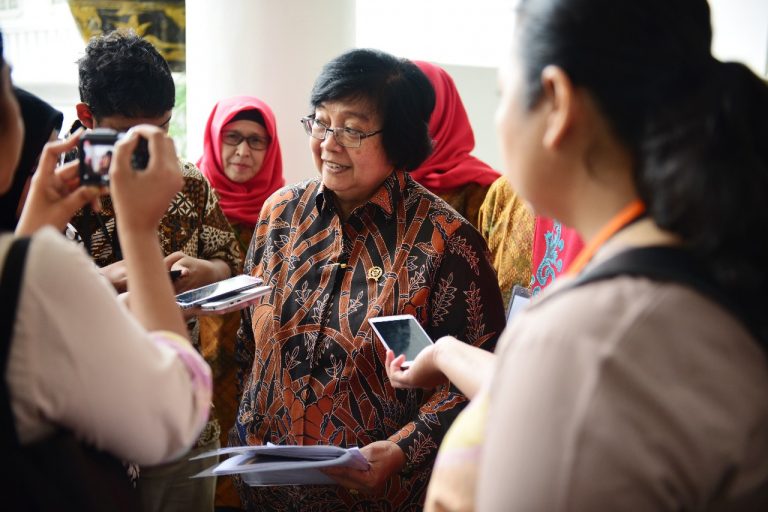 Menteri Siti Ajak Masyarakat Pantau Langsung Titik Api