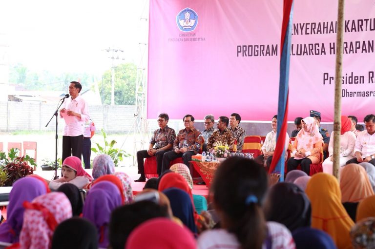 Dari Sumatera Barat, Presiden Awali Pencairan Bansos PKH Secara Nasional