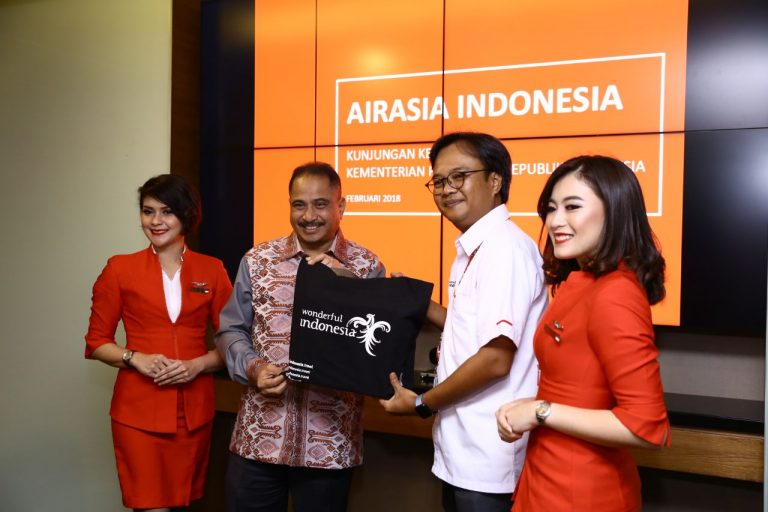 Roadshow ke AirAsia Indonesia, Menpar Dihadiahi Baju AirAsia Wonderful Indonesia