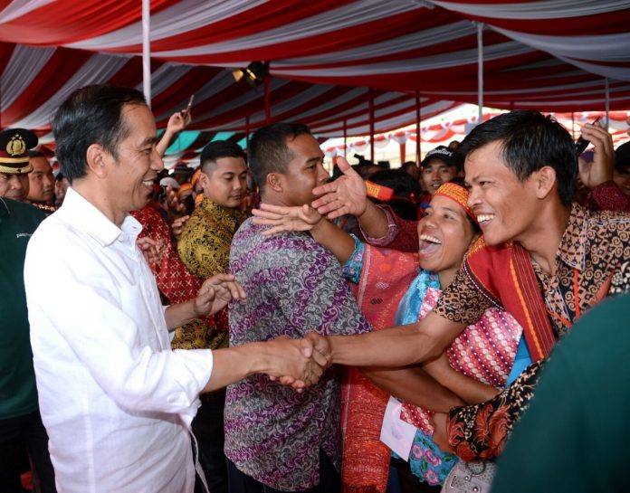 Antusias warga saat bertemu Presiden Joko Widodo.