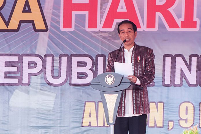 Presiden Joko Widodo memberikan sambutan pada puncak Hari Pers Nasional 2017 di Ambon, Maluku