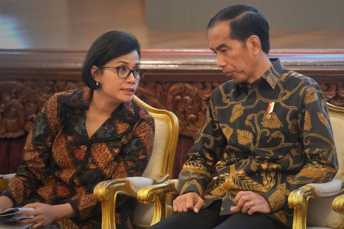 Presiden Joko Widodo (Jokowi) bersama dengan Menteri Keuangan Sri Mulyani Indrawati .
