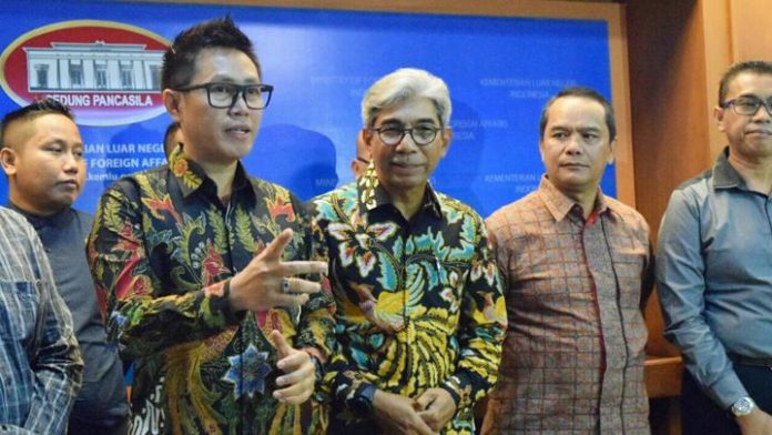 Wakil Menteri Luar Negeri, A. M. Fachir dan perwakilan Persatuan Seniman Komedi Indonesia (PaSKI)