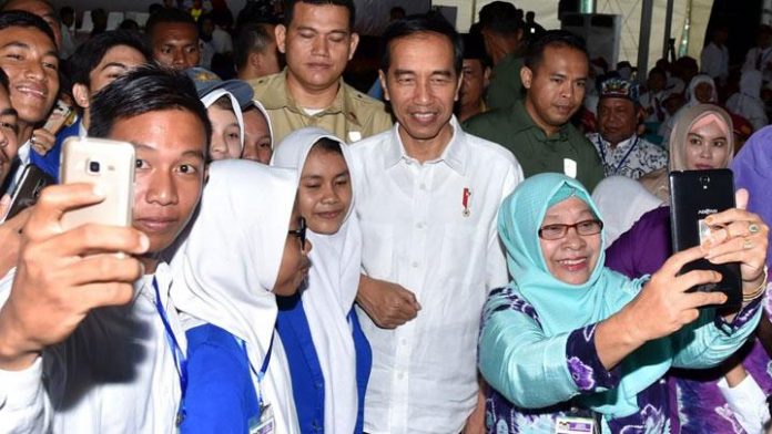 Presiden Jokowi Main Angklung