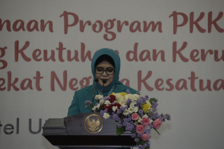 Berhasil Majukan PKK Jatim, 38 Kab/Kota Berikan Piagam Penghargaan Kepada Bude Karwo