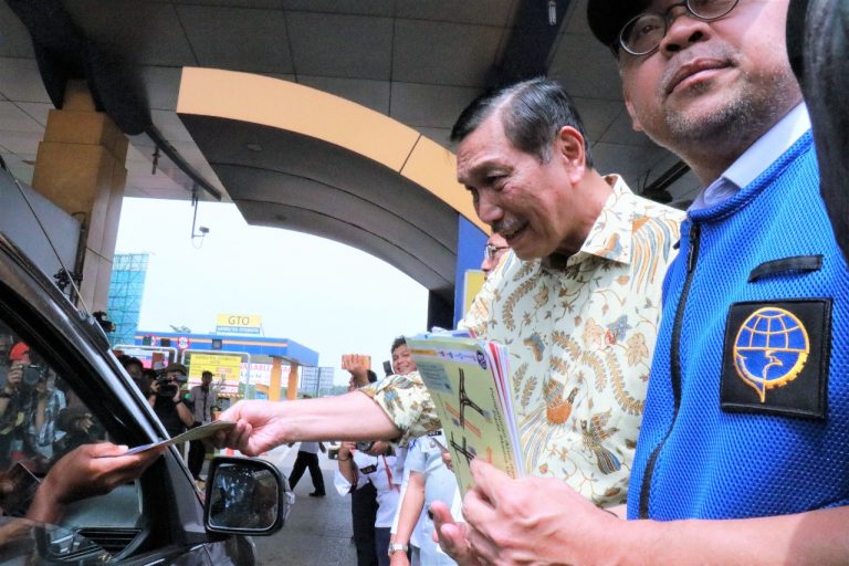 Menko Maritim Ikut Sosialisasikan Pemberlakuan Plat Ganjil-Genap di Pintu Tol Bekasi Barat I