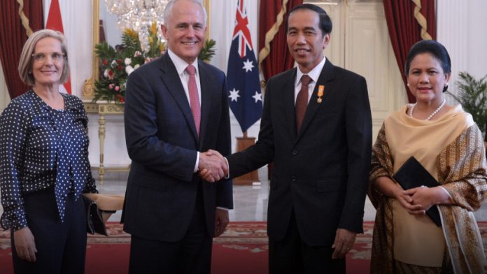 Presiden RI Joko Widodo bersalaman dengan PM Australia Malcom Turnbull