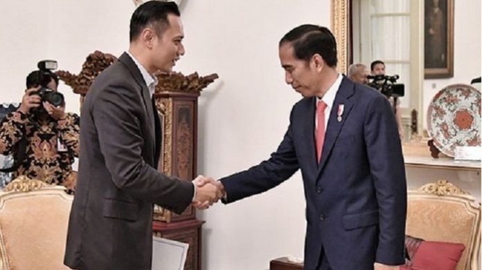 AHY bersalaman dengan Presiden Jokowi.