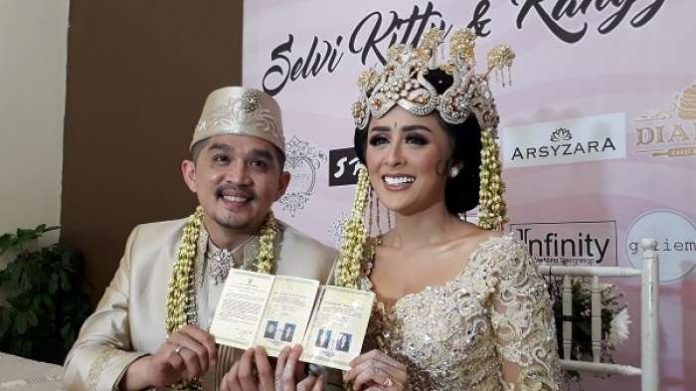 Selvy Kitty dan Suami.