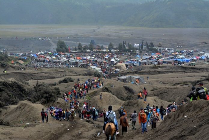 Wisatawan memadati kawasan padang pasir Gunung Bromo, Probolinggo, Jawa Timur