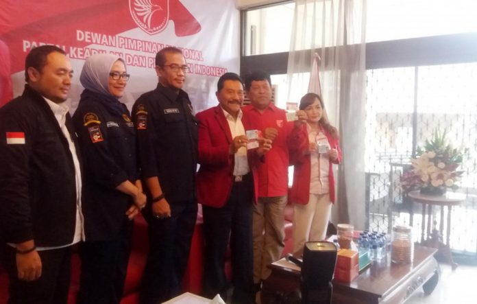 Ketua Umum Partai PKPI Hendropriyono bersama kadernya