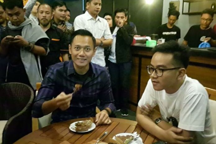 Dalam kunjungannya ke markobar,Agus sempat mencicipi dua potong martabak yang disuguhkan Gibran.