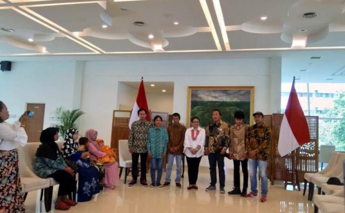 Menlu RI Retno Marsudi pada saat serah terima korban penyanderaan di Benghazi