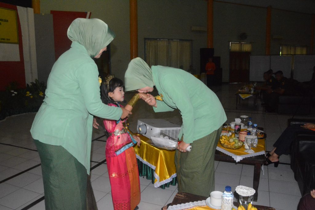 6. B. 138.  Peringatan HUT Dharma Pertiwi