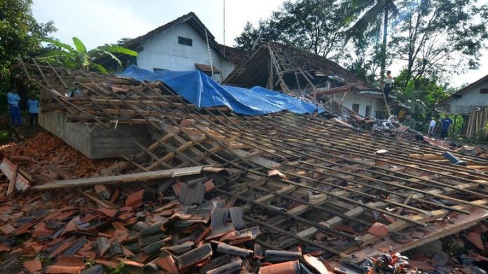 Ratusan bangunan dikabarkan rusak, akibat gempa 4,4 skala richter.