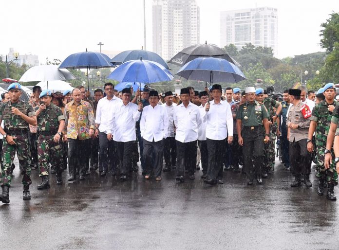 Jokowi-JK Jalan ke Monas Ikut Salat Jumat Bersama Massa Demo 212