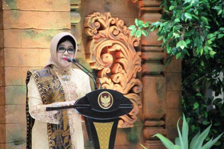 Bude Karwo Raih Penghargaan dari 31 Organisasi Wanita dan Kemasyarakatan Jatim
