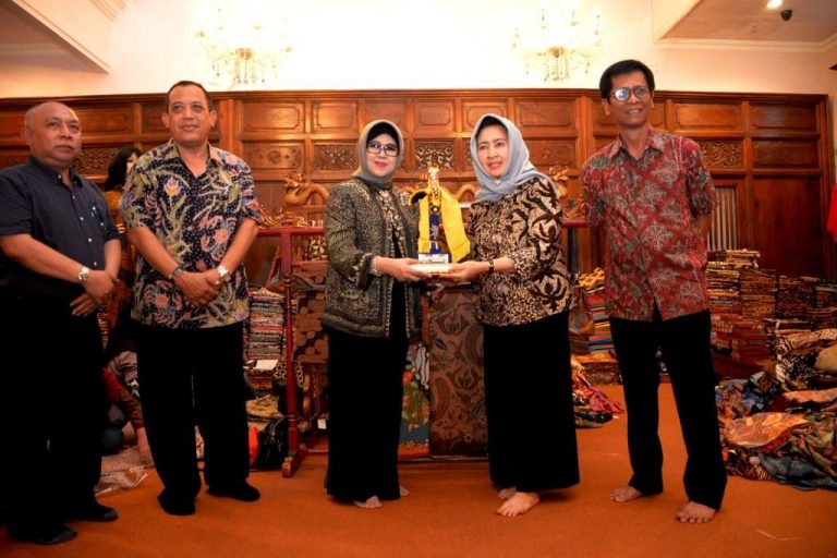 Tingkatkan Kualitas Batik, Ketua Dekranasda Jatim Ajak UKM kerajinan ke Solo dan DIY