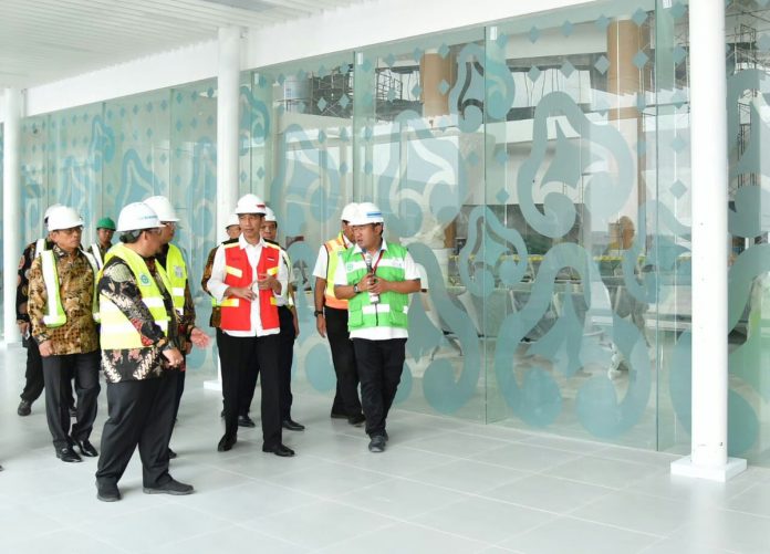 Presiden Jokowi saat meninjau proyek pembangunan Bandara Internasional Jawa Barat (BIJB), Kertajati Kabupaten Majalengka